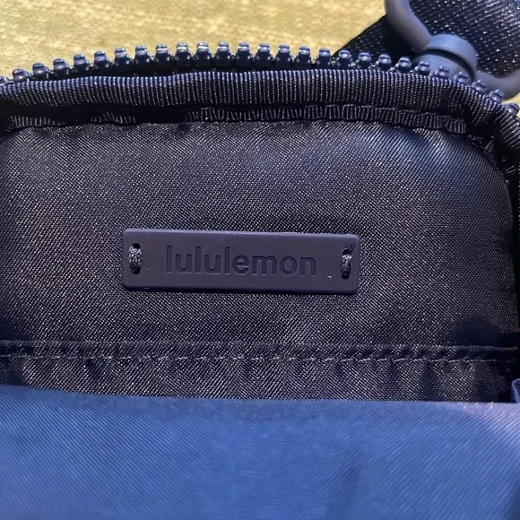 Lululemon Athletica Unisex  Camouflage Zip Top Crossbody Bag - Blue & Brown EUC - Picture 13 of 16